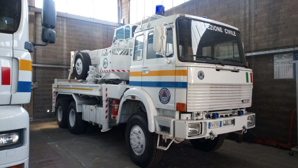 autogru della Protezione Civile di Cerro Maggiore